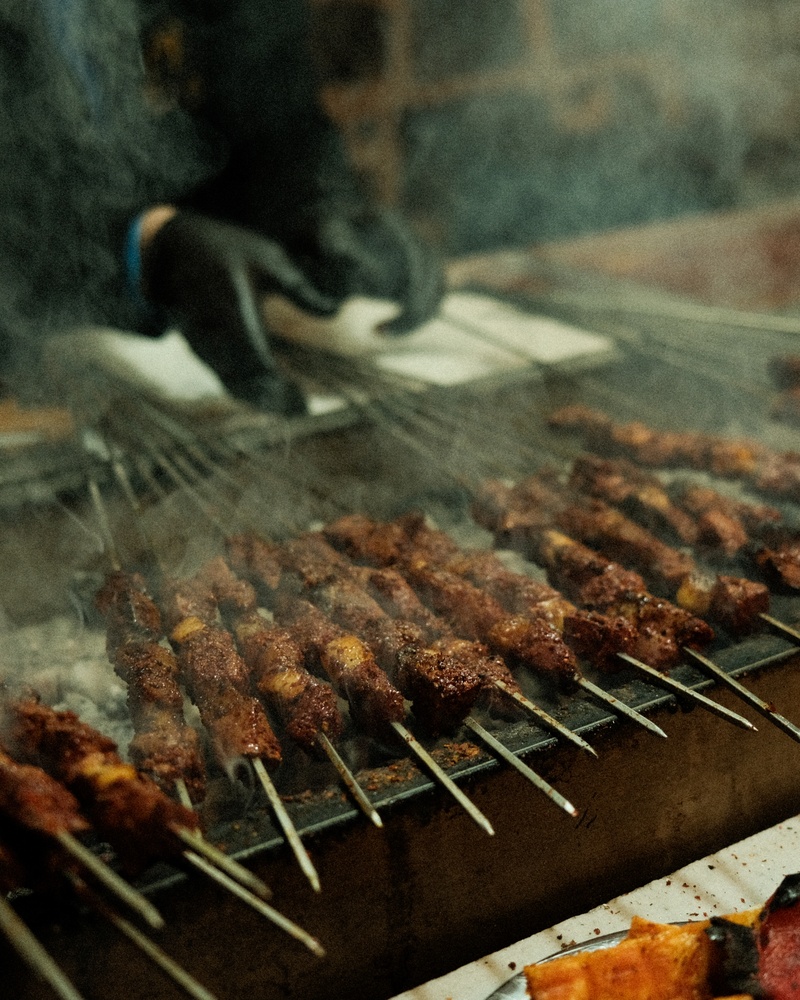 Fleisch auf dem KÖZ Holzkohlegrill